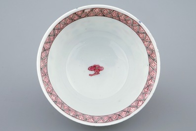 Une tasse et soucoupe en porcelaine de Chine famille rose &agrave; d&eacute;cor armoiri&eacute;, Yongzheng/Qianlong