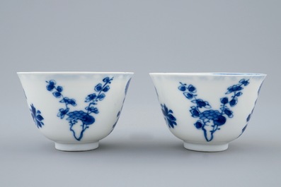 Een paar blauw-witte Chinese wijnkoppen met 4 florale decors, zes-karaktermerk, Kangxi