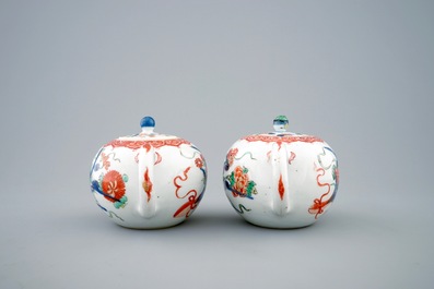 Een paar Chinese verte-Imari theepotten met deksels, Kangxi