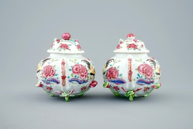 Een paar Chinese famille rose theepotten met hanen, Yongzheng, 1723-1735