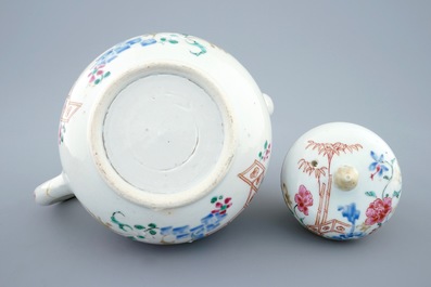 Une grande th&eacute;i&egrave;re en porcelaine de Chine famille rose, Yongzheng/Qianlong