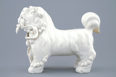 Een groot Chinees Dehua blanc de Chine model van een tempelleeuw, Kangxi