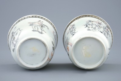 Een paar Chinese kop en schotels met grisaille en verguld decor van onsterfelijken, Qianlong, 18e eeuw