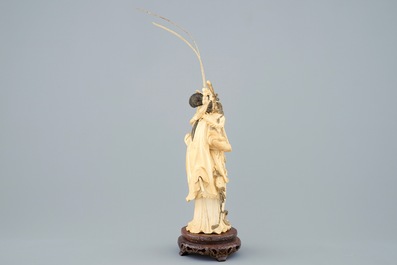 Une figure de Hua Mulan en ivoire sur socle sculpt&eacute;, Chine, fin du 19&egrave;me