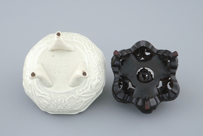 Un br&ucirc;le-parfum tripod en porcelaine de Chine c&eacute;ladon sur socle en bois, marque de Qianlong, 19&egrave;me