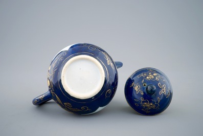 Een Chinese famille rose op bleu poudr&eacute; fond theepot met deksel, Yongzheng, 1723-1735