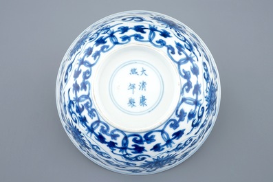 Un bol en porcelaine de Chine bleu et blanc de style Ming, marque et p&eacute;riode de Kangxi