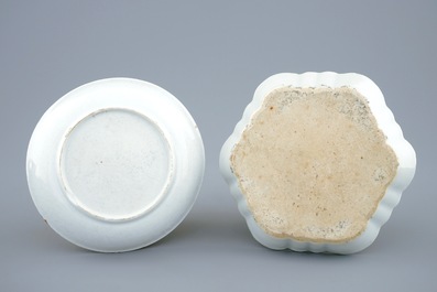 Un ensemble en porcelaine de Chine de type mandarin incl. une tasse et soucoupe, un bol et un support de th&eacute;i&egrave;re, Qianlong