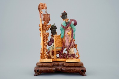 Un groupe polychrome en ivoire sculpt&eacute; sur socle en bois, 19&egrave;me