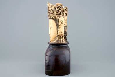 Een Chinese gesculpteerde kop op houten voet, 19e eeuw
