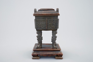 Een Chinese bronzen Fang Ding wierookbrander op sokkel met houten deksel, 18/19e eeuw