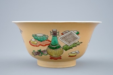 Un bol en porcelaine de Chine famille verte et caf&eacute; au lait, Kangxi