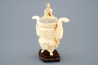 Un br&ucirc;le-parfum en ivoire sculpt&eacute; sur socle en bois, Chine, vers 1900