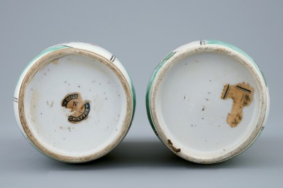Une paire de vases en porcelaine de Chine famille verte, Kangxi