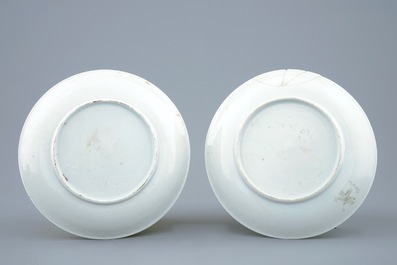 Une paire de tasses et soucoupes en porcelaine de Chine coquille d'oeuf en grisaille et dor&eacute;, Yongzheng, 1723-1735