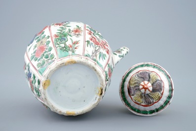 Une th&eacute;i&egrave;re et son couvercle en porcelaine de Chine famille verte &agrave; anse remplac&eacute;e, Kangxi