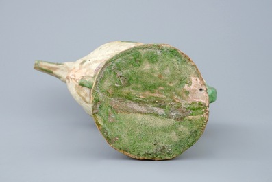 A Chinese verte biscuit crane-shaped ewer, 18/19th C.