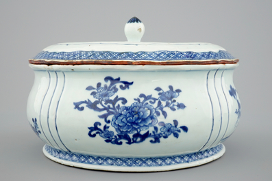 A Chinese blue and white tureen and cover, Qianlong, 18th C.