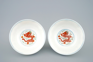 Een paar Chinese wucai kommen met decor van draken en feniksen, Guangxu merk en periode