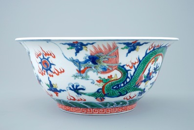 A large Chinese wucai bowl with fighting dragons, 19th C.