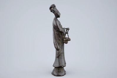 A Chinese bronze figure of a lady with a flower basket, 18/19th C.