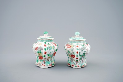 Une paire de th&eacute;i&egrave;res et couvercles en porcelaine de Chine famille verte, Kangxi