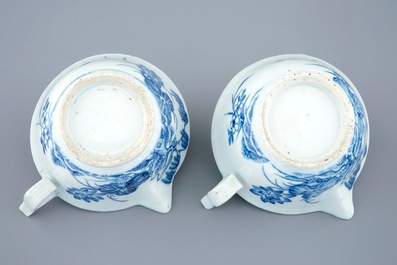 Une paire de sauci&egrave;res en porcelaine de Chine bleu et blanc, Qianlong