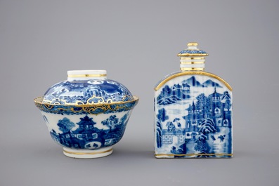 Een deel van een Chinees blauw-wit en verguld theeservies met landschapsdecor, Qianlong, 18e eeuw