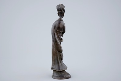 A Chinese bronze figure of a lady with a flower basket, 18/19th C.