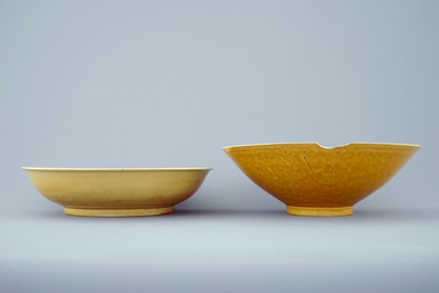 Twee Chinese monochroom gele ondiepe kommen, 18/19e eeuw