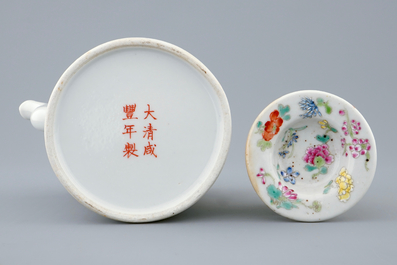 Een Chinese famille rose theepot met deksel, Xianfeng merk en periode