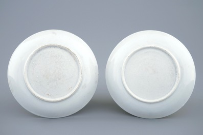 Une paire de tasses et soucoupes en porcelaine de Chine grisaille et dor&eacute;, Qianlong