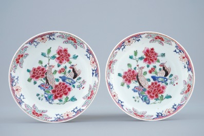 Een paar Chinese famille rose kop en schotels met fazanten, Yongzheng, 1723-1735
