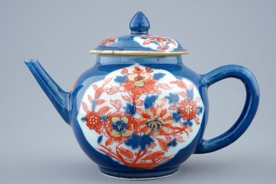 Een Chinese theepot met ijzerrood decor op bleu poudr&eacute; fondkleur, Kangxi