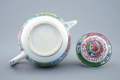 Une th&eacute;i&egrave;re et son couvercle en porcelaine de Chine famille rose d&eacute;cor&eacute; &agrave; Londres, Qianlong, 18&egrave;me