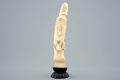 Une figure de Guanyin en ivoire sculpt&eacute; sur socle en bois, 19&egrave;me