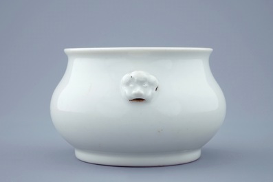 A round blanc de Chine censer with lion's head handles, 18/19th C.