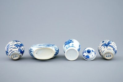 Een lot van 4 Chinese blauw-witte vaasjes, 18/19e eeuw