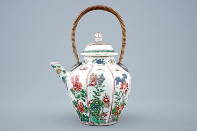 Une th&eacute;i&egrave;re et son couvercle en porcelaine de Chine famille verte &agrave; anse remplac&eacute;e, Kangxi
