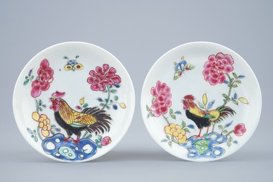 Une paire de tasses et soucoupes en porcelaine de Chine famille rose aux coqs, Yongzheng, 1723-1735