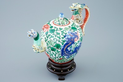 A Chinese wucai teapot with a dragon handle, Republic, early 20th C.