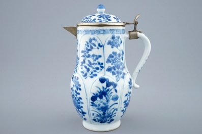 Een Chinese blauw-witte dekselkan, Kangxi