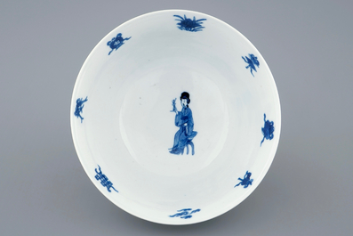 Een Chinese blauw-witte kom met lange Lijzen, Kangxi merk en periode