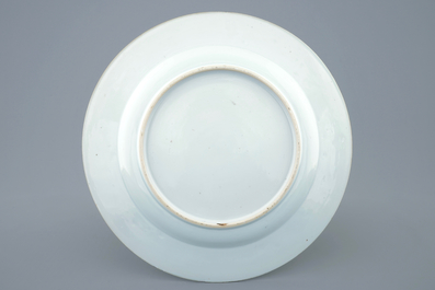 Un tr&egrave;s grand plat en porcelaine de Chine bleu et blanc &agrave; d&eacute;cor d'un faucon, Kangxi