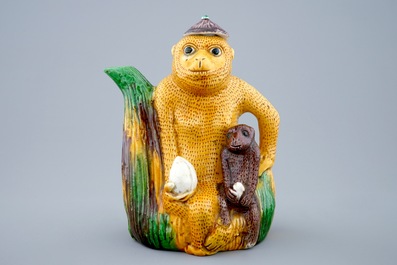 Een Chinese famille verte biscuit kan in de vorm van twee apen met perziken, Kangxi