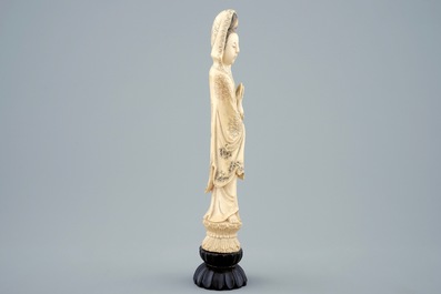Een Chinese ivoren figuur van Guanyin op houten sokkel, 19e eeuw