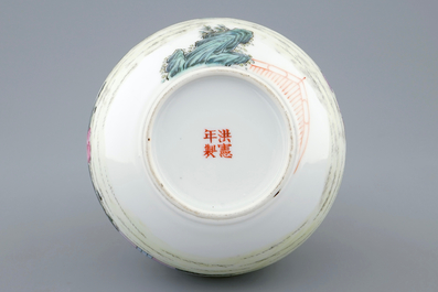 Un vase de forme bouteille tianqiuping en porcelaine de Chine famille rose, marque et prob. &eacute;poque de Hongxian