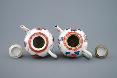 Een fraai paar Chinese Imari-stijl theepotten met deksels, Kangxi