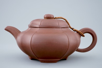 Een Chinese Yixing theepot met deksel gesgineerd Pa Kua, Zhou Guizhen, 20e eeuw