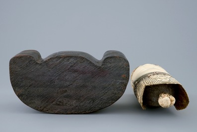 Een kop van Guanyin in Chinees ivoor op houten schouderstuk, 19e eeuw